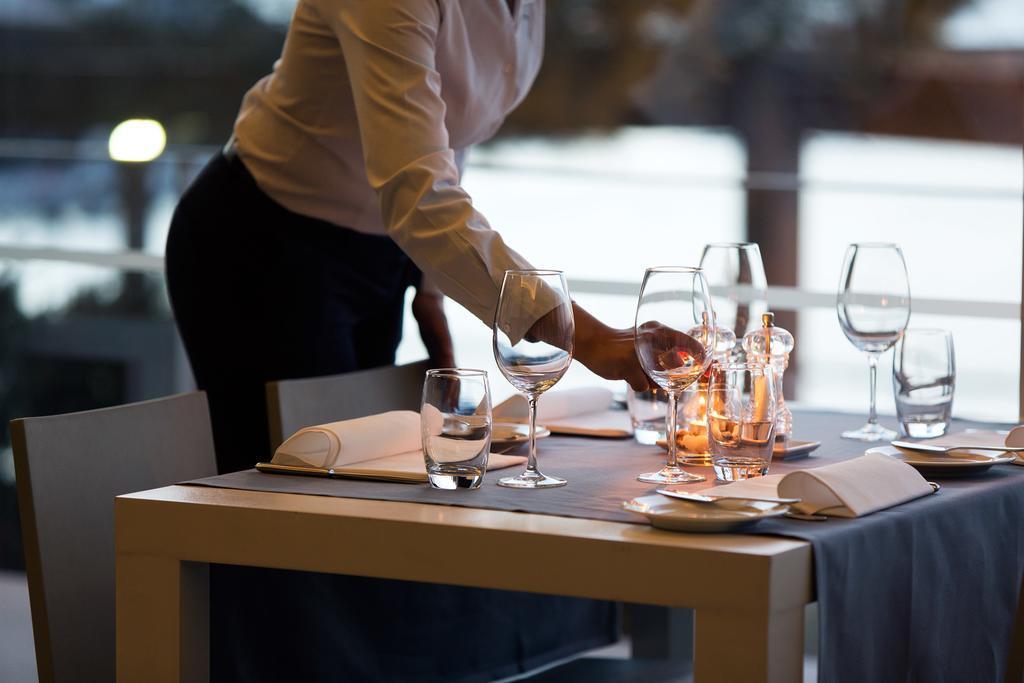 Troia Design Hotel Exterior foto A restaurant hostess seating guests