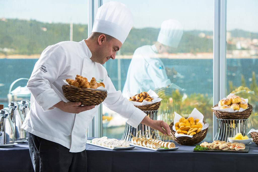 Troia Design Hotel Exterior foto A chef preparing a buffet