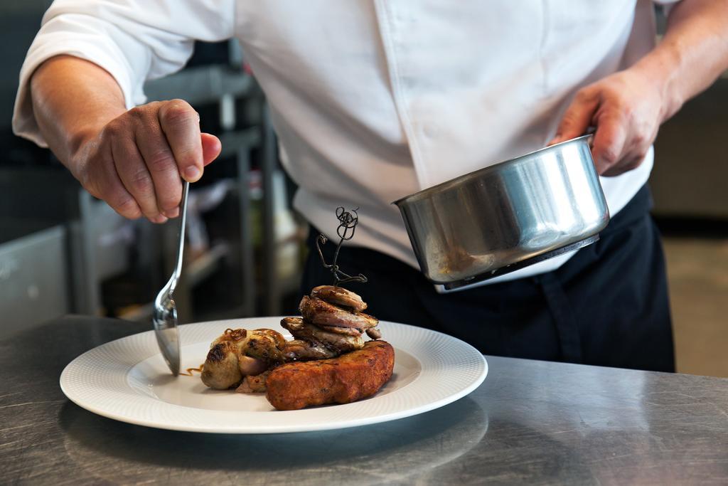 Troia Design Hotel Exterior foto A chef plating a dish