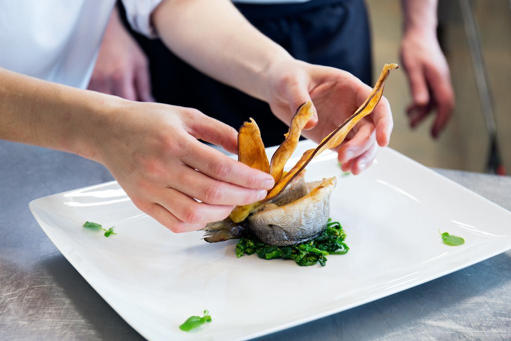 Troia Design Hotel Exterior foto A chef plating a dish