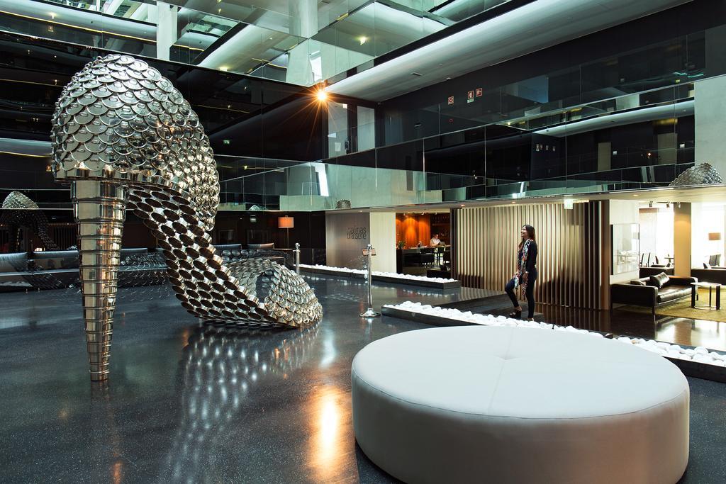 Troia Design Hotel Exterior foto The shoe sculpture at the entrance of the hotel