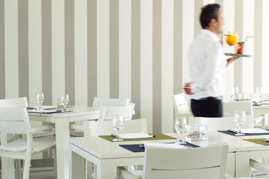 Troia Design Hotel Exterior foto A waiter serving drinks